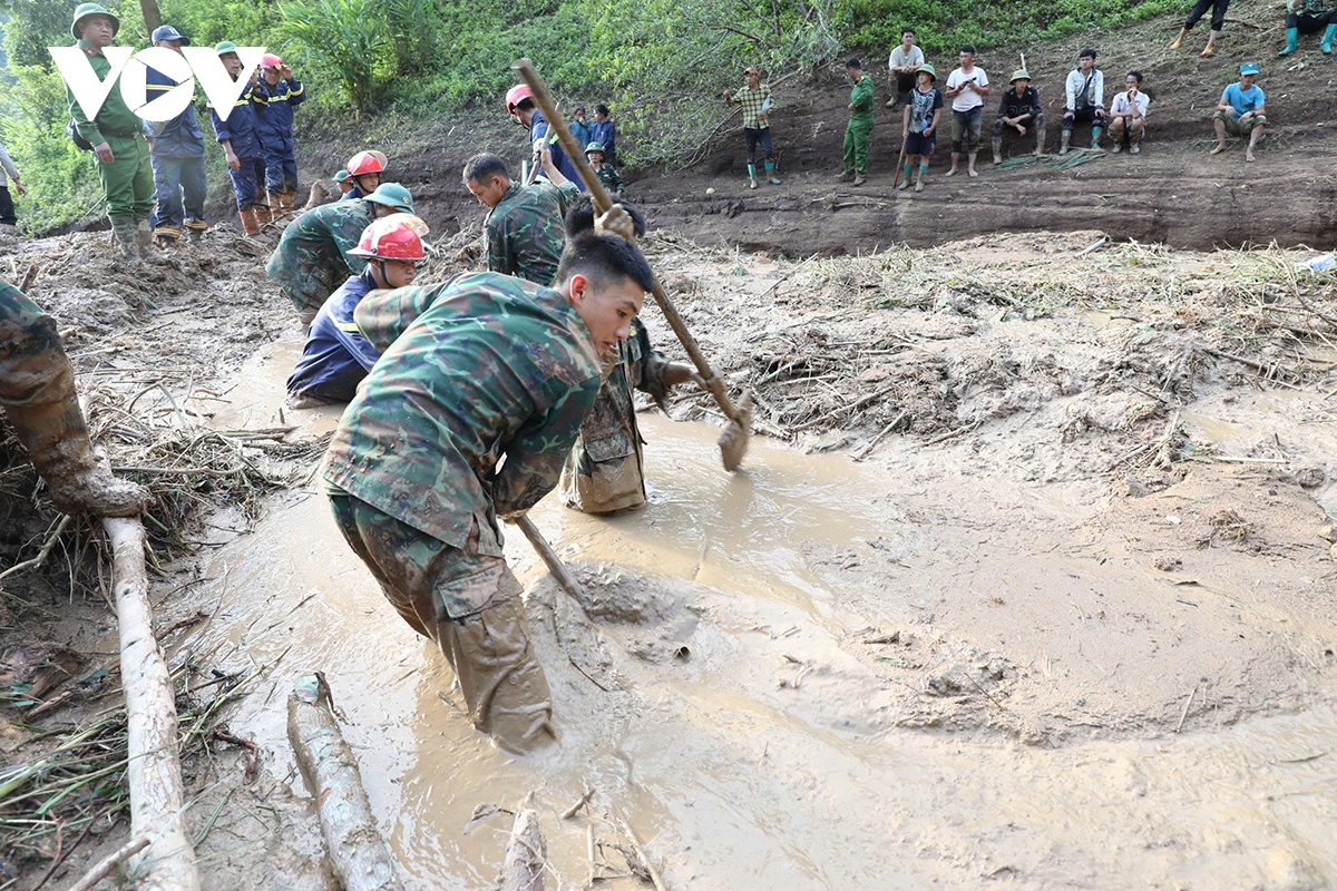 Xuyên đêm mở đường để ô tô đưa lực lượng vào ứng cứu người dân vùng lũ Điện Biên